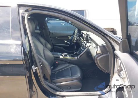 2016 Mercedes-Benz C 300 Luxury/Sport z USA, uszkodzony, nr VIN 55SWF4JB9GU169458